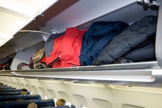 Palubní personál varuje před ukládáním kabátů do přihrádek nad sedadly - Novinky