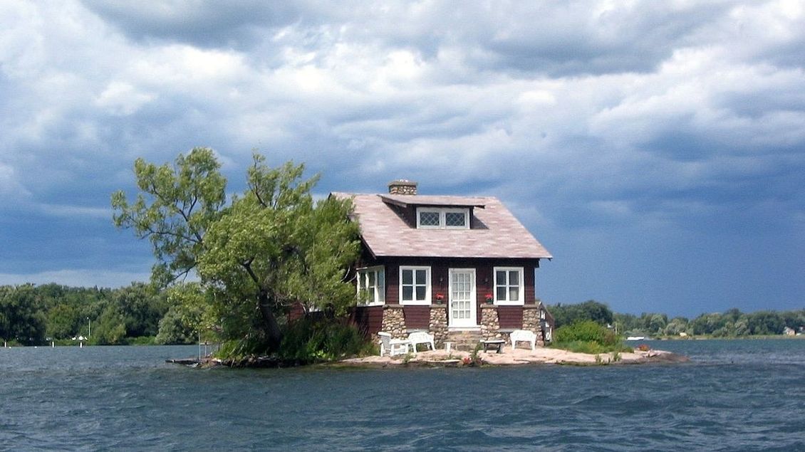 Nejmenší obydlený ostrov na světě má dost místa jen na domek a strom - Novinky