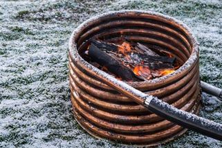 Termosifonový ohřev vody je levný, nepotřebuje elektřinu a zvládne jej vyrobit každý. Funguje na zahradě i doma