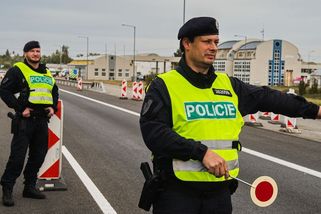 Je tu agresivní řidič, určitě na drogách, volal šofér u Blanska. Pozitivní test však vyšel i jemu - Novinky