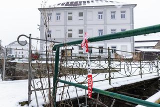 Policie řešila úmrtí v bytě střelce z Chřibské. Za půl roku vraždil na úřadě - Seznam Zprávy