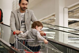 Paní blokovala samoobslužní pokladnu. Není obsluha a čeká na prodavačku - Médium.cz