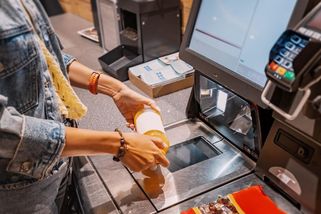 Švýcarka zapomněla při velkém nákupu namarkovat croissant. Dostala tučnou pokutu a dvouletý zákaz vstupu do prodejny - Novinky