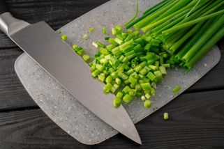 Tradiční prkénka na krájení mizí z kuchyní. Nový antibakteriální materiál je bezpečnější i trvanlivější - EnergoZrouti.cz