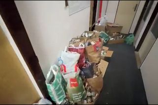 Desítky tisíc svíček a plechovek zaplavily skautskou klubovnu v Plzni. Na pomoc Ukrajině - Novinky