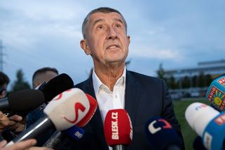 Je českým premiérem Andrej Babiš, nebo Petr Macinka? - Médium.cz