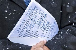 „Tajemství“ Babišových poznámek z přijetí u prezidenta. Ukázal je schválně? - Novinky