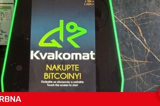 Strážníci zachránili seniorku před podvodem. Zastavili ho u hradeckého bitcoinmatu