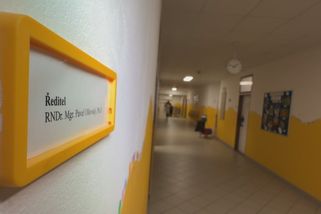 Vzpoura žáků na moravské škole: Kopání do dveří mělo vyvolat vydírání. Vedení nařčení odmítá