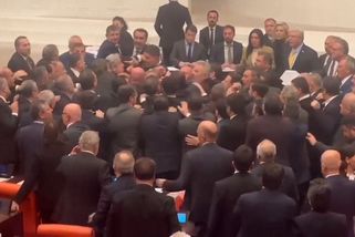 Kvůli rozpočtu se v tureckém parlamentu strhla hromadná rvačka - Novinky