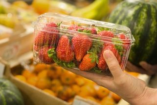 „Chci vědět, jestli nejsou kyselé.“ Tomášova manželka ochutnala v obchodě jahodu, u pokladny si na pár počkala ochranka