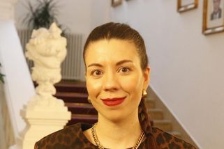 Babišova msta. Proto flanelová košile i chůze pozpátku, tvrdí Pirátka s "ostrým jazykem"