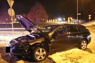 Auto bez řidiče? Tři opilí mladí lidé po nehodě tvrdili, že za volantem neseděli - Novinky