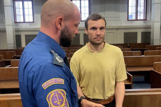 Bezdomovec dupl stařence v trolejbusu do obličeje. Pohrdala mnou, hájil se. Dostal pět let - Novinky