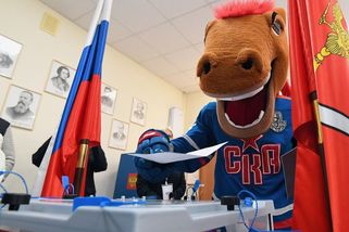 Rusové chodí k volbám v bizarních kostýmech - Novinky