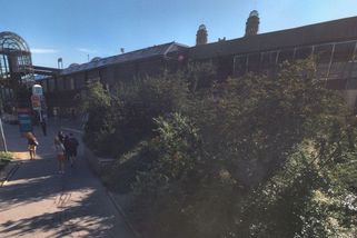 Žena tahala peníze z mladistvého ve vlaku z Mostu do Prahy. Pak ho u nádraží znásilnila - Novinky