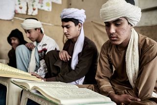 Tělesné tresty za mobil či účes. Tálibán dál zpřísňuje afghánské školství - Seznam Zprávy