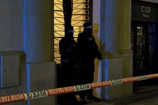 Muž v Praze vyskočil ze 7. patra, když policisté na místě řešili jiný případ - Novinky