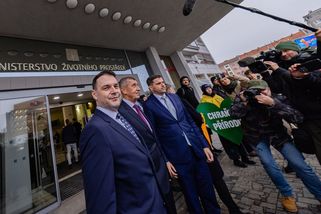 Na nekompetentnost Motoristů doplatí české domácnosti - Médium.cz