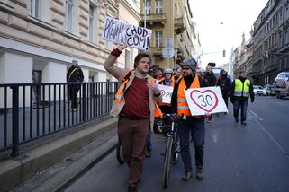 Návod na odstraňování aktivistů ze silnic svépomocí, který koluje po internetu, není dle policie úplně správný. Násilí není řešením