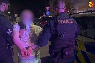 Cizinec v pražské restauraci bodal do muže tak silně, až o něj zlomil kuchyňský nůž - Novinky