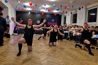 Hasiči na Opavsku chtěli s Flashdance jen pobavit sousedy na plesu. Teď jejich choreografie boří internet - Novinky
