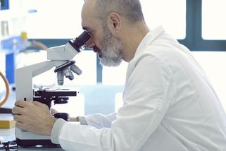 Fialova vláda nezvládla financování platů školníků a uklízeček. Sebere peníze vědcům - Novinky