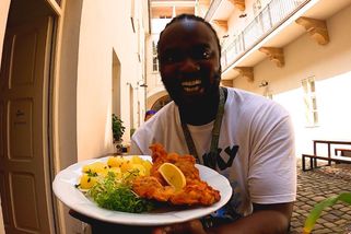 Jak chutnal cizinci vepřový řízek? Moc nadšený nebyl | České jídlo pohledem cizince