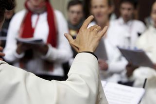 Mrzutý biskup v županu přerušil koncert v kostele. Opusťte můj dům, žádal návštěvníky - Novinky