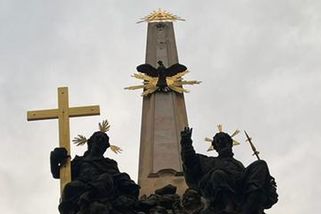 Blesk zasáhl Boží oko na morovém sloupu v centru Prahy - Novinky