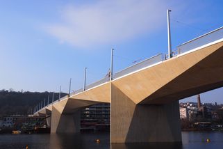 Obrazem: Dvorecký most jde do finále. Už má sloupy i zábradlí, proběhla zatěžovací zkouška