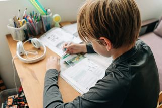 Kolik je 9 + 9 ÷ 3 × 3 – 9 =? Vypadá to triviálně, ale je to past, která zmate i dospělé