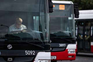 Dopravu v Česku ochromila ledovka, v Praze blokuje vlaky i autobusy - Seznam Zprávy