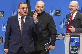 Na brzký mír to nevypadá. Spojenci slíbili Ukrajině další vojenskou pomoc za půl bilionu - Novinky