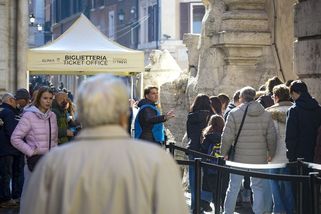 Fotky: Slavnou římskou fontánu obehnal plot. Zájemci musí zaplatit vstupné - Seznam Zprávy