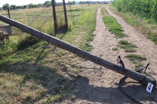 Opilý kombajnér strhl na Brněnsku elektrické dráty - Novinky