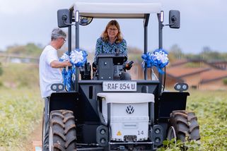 Volkswagen spouští provoz elektrických traktorů v Africe - Novinky