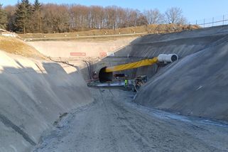 Odpůrci dálnice D3 přes Posázaví: Staveniště je nelegální a hazard s miliardami - Novinky