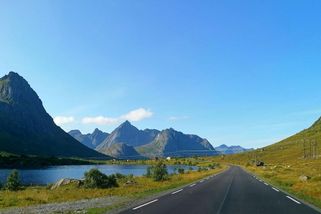 Už žádní mrtví na silnicích. Norsko zvažuje snížit rychlost aut na tempo hlemýždě