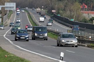 Tisíce ukrajinských aut po Česku jezdí stále bez registrace - Novinky