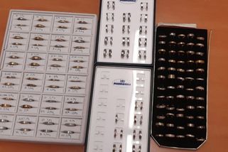 Loupež zlatnictví jak z akčního filmu. V Luhačovicích kradli profíci, auto po lupu zapálili v lese - Novinky