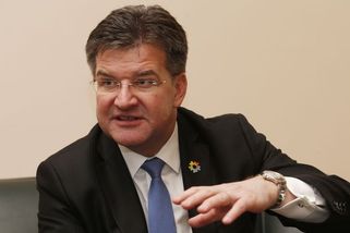 Můžeš je mít i se sestrami. Nové Epsteinovy spisy odhalují intimní komunikaci Ficova poradce - Novinky