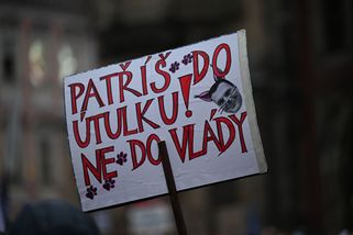 Protestů musí být mnohem víc. Babiš, Okamura a Mac...