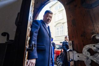 Okamura se dříve navážel do Pekarové za to, že jezdí v luxusním BMW. Stejným teď jezdí do práce i on - Novinky
