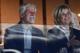 Prezidentský pár na hokeji: Eva Pavlová tasila fotku s Jaromírem Jágrem. Vypadáte jako jeho mladší sestra, jásají lidé - Super.cz