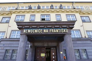 Muž v pražské nemocnici ohrožoval personál nožem. Policisté použili taser - Novinky