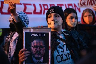 Policie prověřuje palestinskou příznivkyni kvůli nápisu na tričku na středeční pražské demonstraci - Novinky