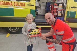 Čtyřletá holčička z Boskovicka se dusila kouskem jídla, záchranáři museli použít kleště - Novinky