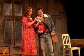 Slizký, nebo mužný? Karel Heřmánek mladší v nové roli opět nosí knír, tentokrát naštěstí nalepovací | Super.cz