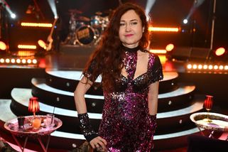 Režisérka Toulová se opět odhalila. Kalhoty na půl žerdi, vykukující kalhotky a rudá podprsenka